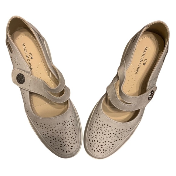 Unbranded Size 10W Beige Mary Jane Moccasins with Velcro strap closure preowned - Picture 5 of 6